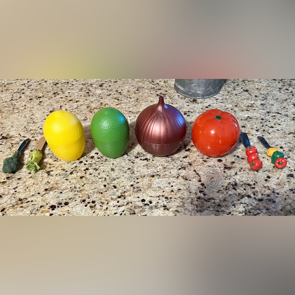 4 Food Storage Containers & 4 Cheese Spreaders